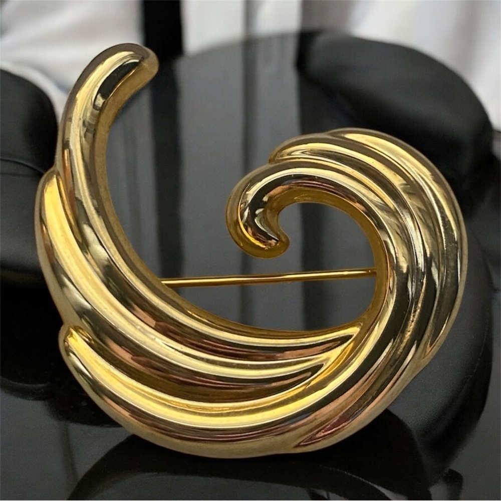Vintage Gold Tone Swirl Brooch – Sculptural Wave Pin, Classic 80s Statement